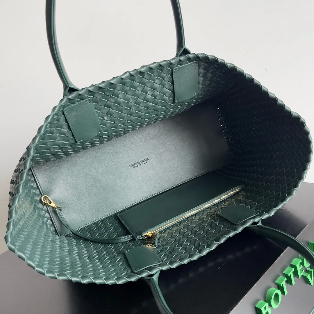 Batch 2860 Classic returns... (large size 51cm) • Cabat, born in 2001, is one of the most iconic styles of the Bottega Veneta workshop. The whole bag is made of top-grade imported lambskin. There is no exposed logo on the whole bag, but with the classic wide woven elements, you can tell who it belongs to at a glance! Can be carried on one shoulder, very practical! Style number: 608811 Size: 51*18*28